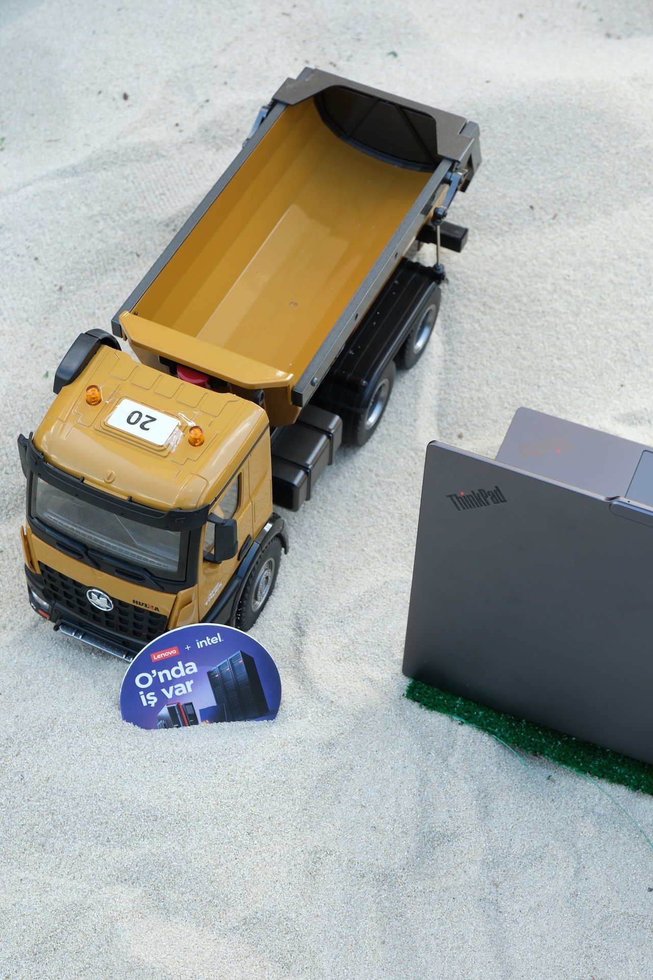 Lenovo Think Ürün Ailesiyle Yapay Zeka Destekli İş Akışlarını Güçlendirmek