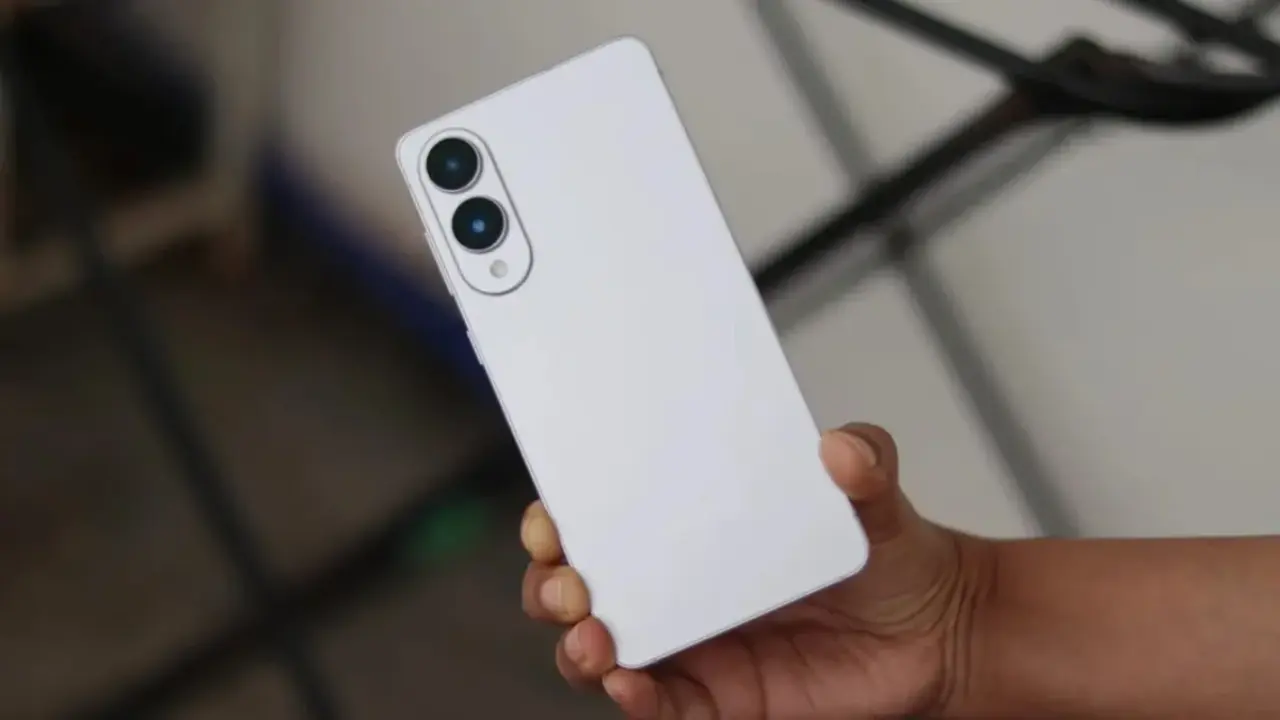 Galaxy S26 Edge Tasarımı Aşırı Keskin Hatlarla Ortaya Çıkıyor: Kamera Adası Değişimi ve Yenilikler