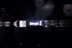 Hollow-core fiber ile iletişimde devrim: 5–10 kat geniş bant ve daha düşük enerji tüketimi