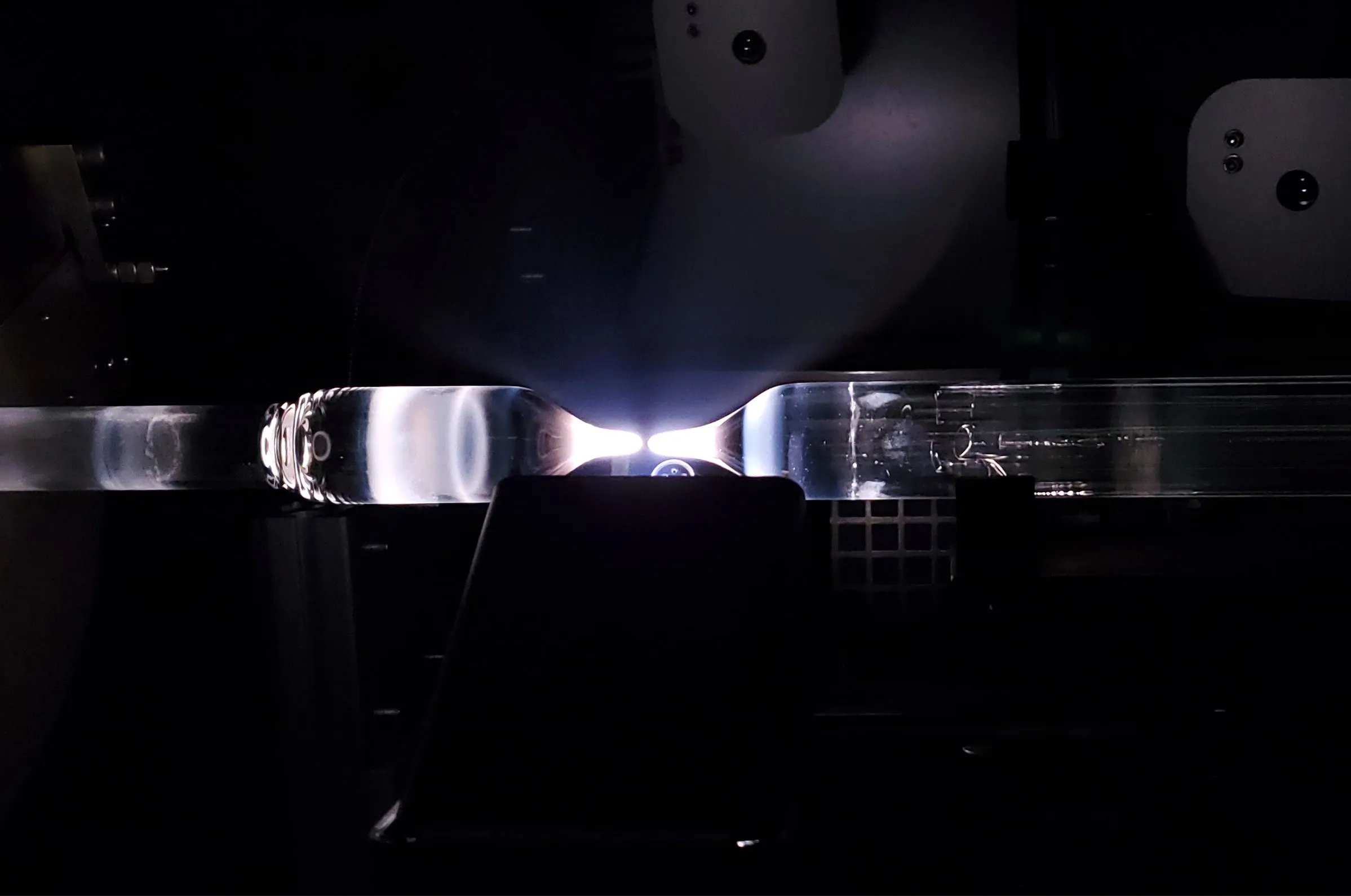 Hollow-core fiber ile iletişimde devrim: 5–10 kat geniş bant ve daha düşük enerji tüketimi