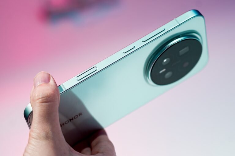 HONOR ve Qualcomm İş Birliğiyle Cihaz İçi Yapay Zekâda Yeni Bir Standart: Düşük Bit Kuantizasyonu ve Hibrit Arama Teknolojileri