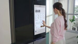 Samsung Family Hub Ekranlarında Reklam Pilot Uygulaması: Pazar Tepkileri ve Gelecek Belirsizlikleri