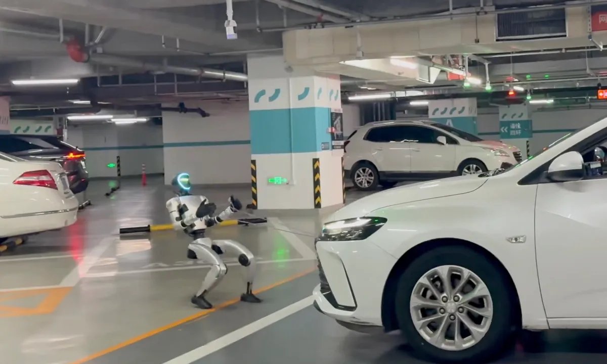 G1 Robotunun 1.4 Tonluk Aracı Çekme Demonstrasyonu: Denge ve Koordinasyon Yeteneği Üzerine Bir İnceleme