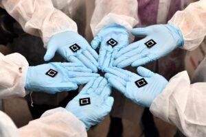 Gelişmiş Üç Katmanlı Perovskit-Silikon Tandem Güneş Hücresiyle Rekor Verimlilik ve Dayanıklılık