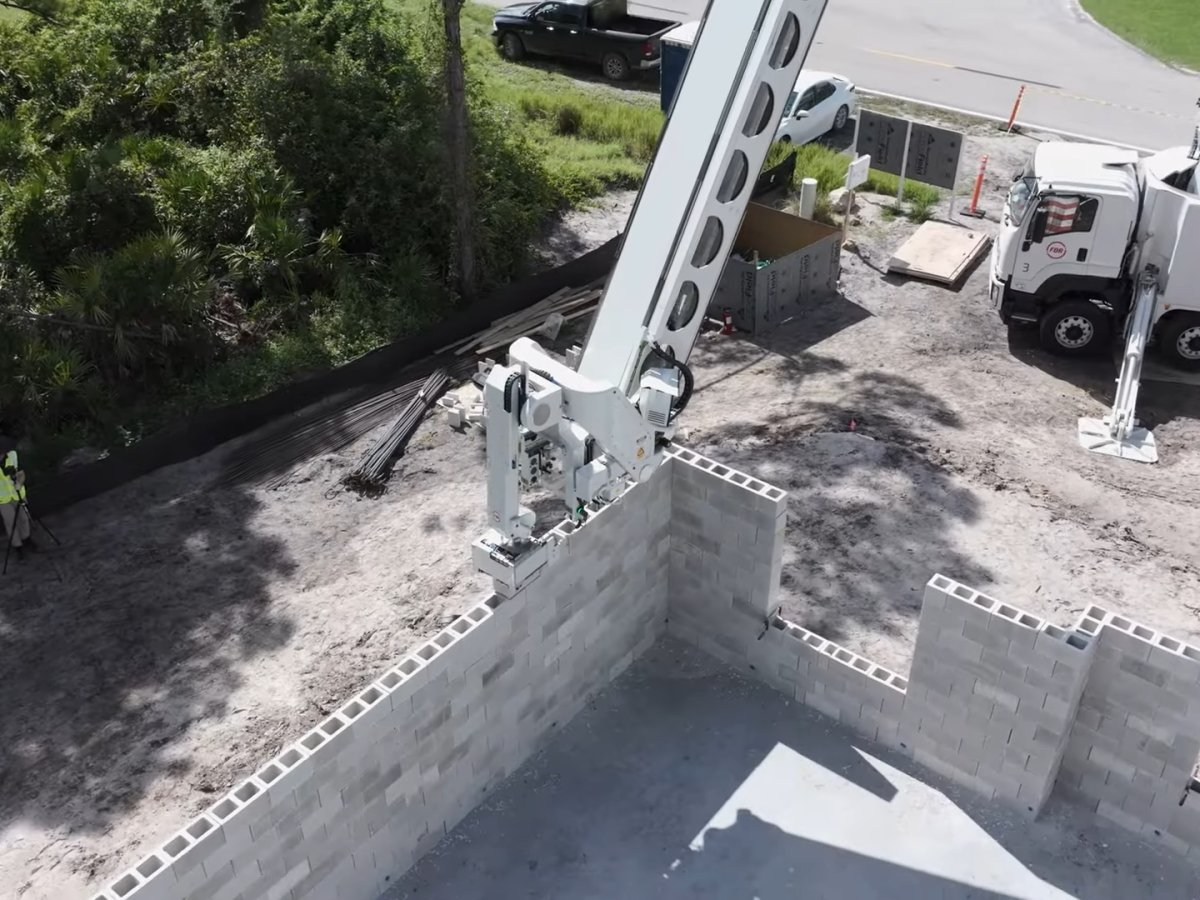 Hadrian: Avustralya Kökenli Otonom Tuğla Döşeme Robotunun Fabrika Kabul Başarısı