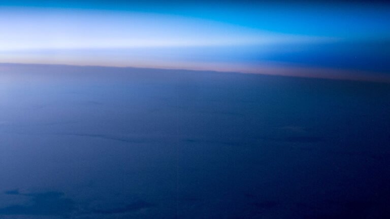 Venüs Kuşağı: Uzaydan Bakışta Pembelik ve Ufkun Ötesindeki Işık Şeridi