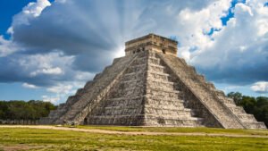 Aguada Fénix: Kozmogramın İzinde – Maya Dönemine Ait Sıra Dışı Şehirsel Tasarımın Gizemi