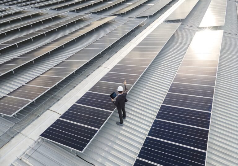 Bahreyn’den Güneş Gücü: Foulath ve Yellow Door Energy İş Birliğiyle 123 MWp’lik Çatı ve Yerinde Güneş Projesi