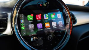 Otomotivde CarPlay ve Android Auto Kıyası: Geleneksel Sistemler ile Yerleşik Yapılar Arasında Geçiş