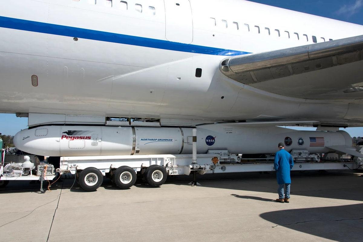 Yörüngeye Doğru: Neden Roketler Dikey Kalkış Yapar?