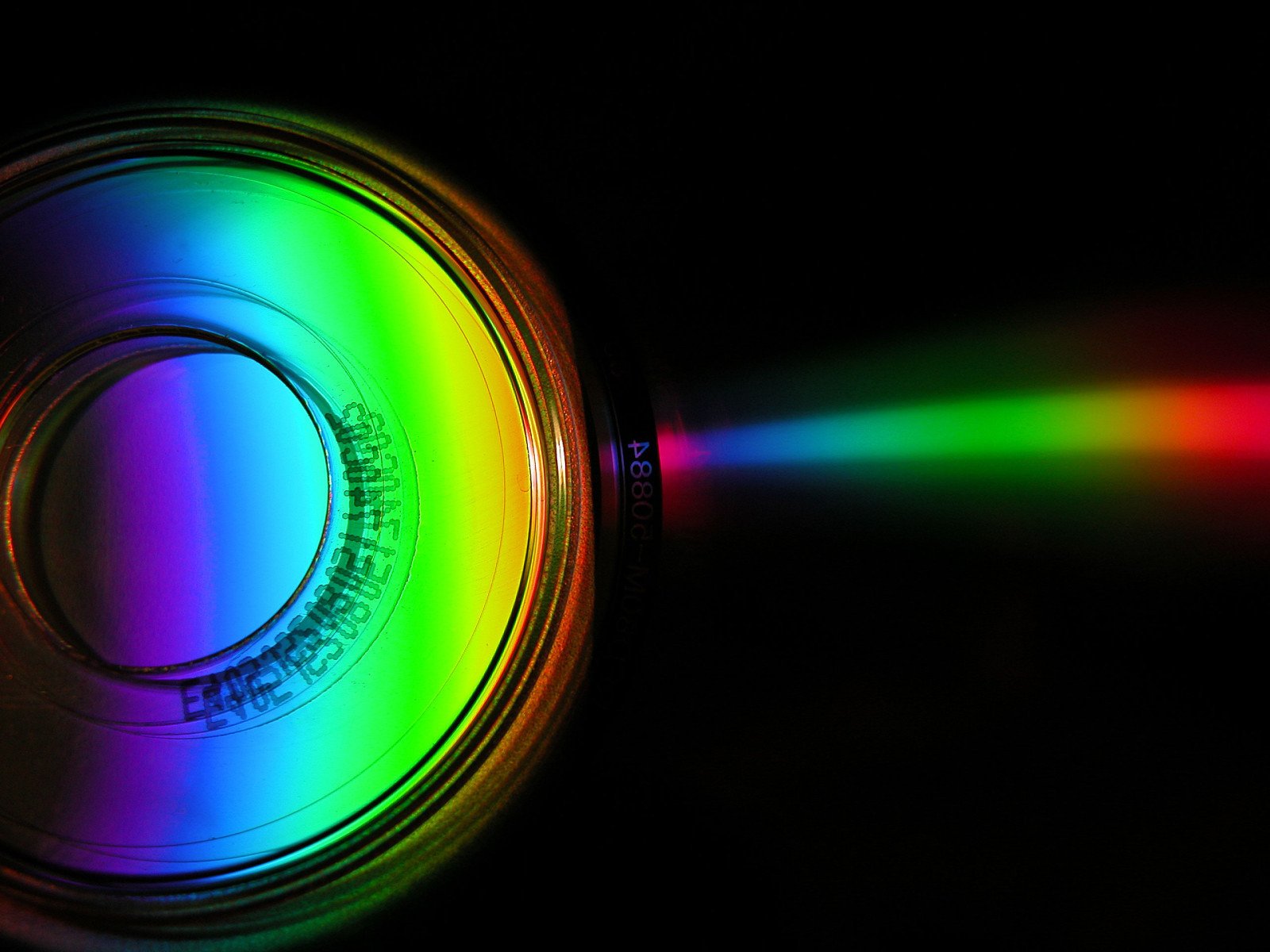 CD ve DVD Teknolojisinin İncelenen Zarı: Lazer, Yansıma ve Yazılabilirlik Üzerine Derin Bir Bakış