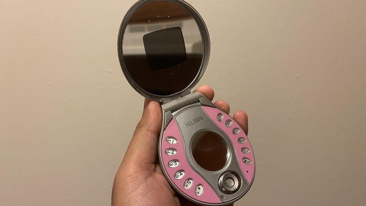 Çılgın Tasarım Hikayeleri: Absürt Telefon Özellikleri ve Dönemin En Merak Uyandıran Modası