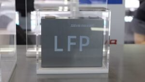 Çinli LFP Üreticileri Fiyat Artışını Yansıtıyor: 2025–2026 İçin Yeni İşleme Ücretleri