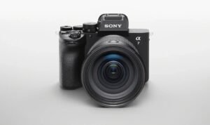 Sony Alpha A7 V: Yüksek Hız ve Dengeli Özelliklerle Hibrit Fotoğraf-Video Kamerası