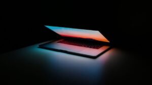 Apple’ın OLED Yolculuğu: M6 MacBook Pro’da Çentiksiz Tasarım ve Tandem OLED Ayrıntıları