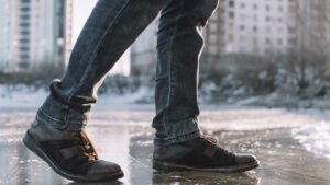 Düşük Sıcaklıklarda Buzun Gizli Kayganlığı: Moleküller Arası Denge ve Amorflaşma