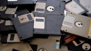 FloppyDiskCast: Eski Disketlerle Küçük Ekran Self-Contained İzleme Deneyimi