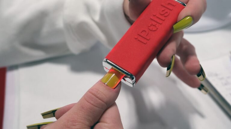 iPolish: CES 2026’da Tırnak Renklerini Kendi Kendine Değiştiren Akıllı Set