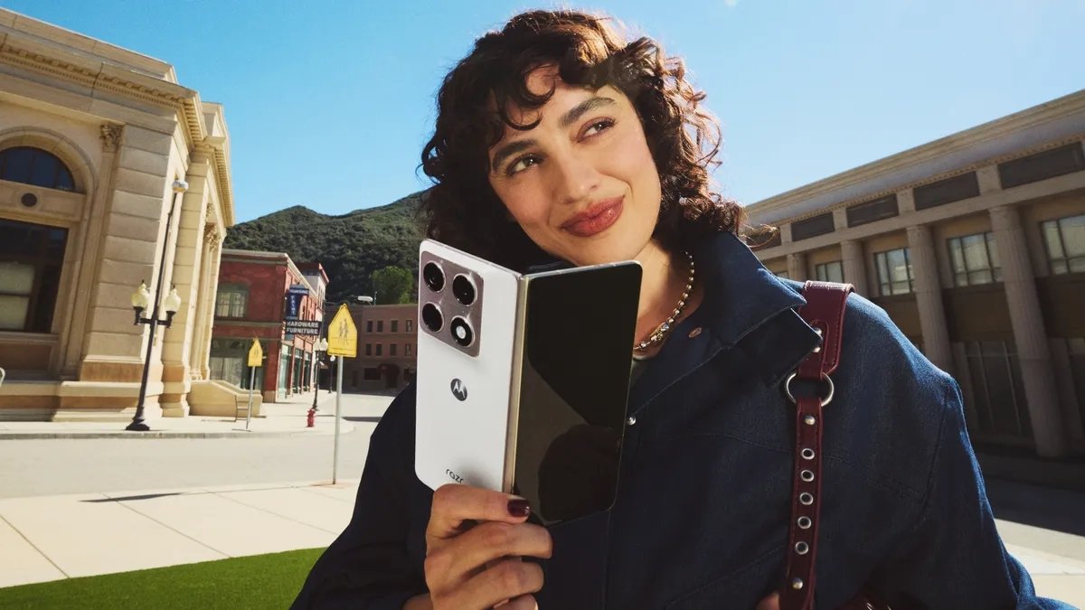 Razr Fold: Motorola'nın Kitaptarzı Katlanan Akıllı Telefonu Duyuruldu