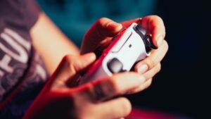 PlayStation 6 Kontrolcü Patentinde Parmak Hareketlerini Algılayan Akıllı Yüzeyler Sensörü ve Bireyselleştirilmiş Deneyim