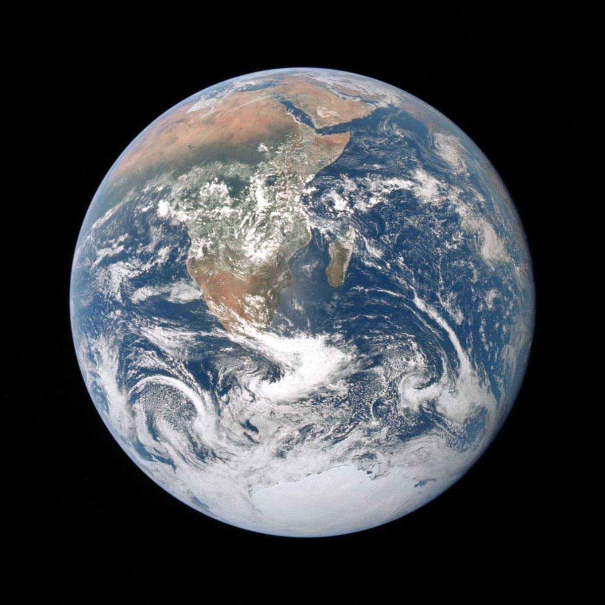 Görüntü Teknolojilerinin Zirvesi: Blue Marble ile iPhone 17 Pro Max'in Karşılaştırması