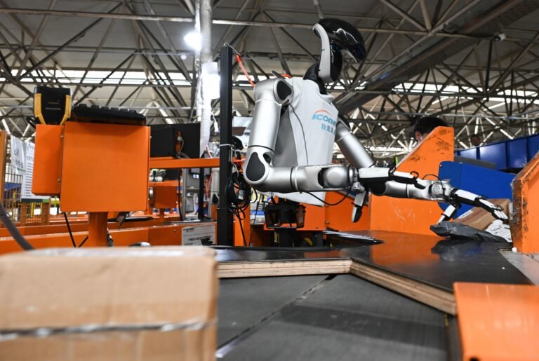 Guangzhou’da İnsansı Robotlar Posta Operasyonlarını Hızlandırıyor