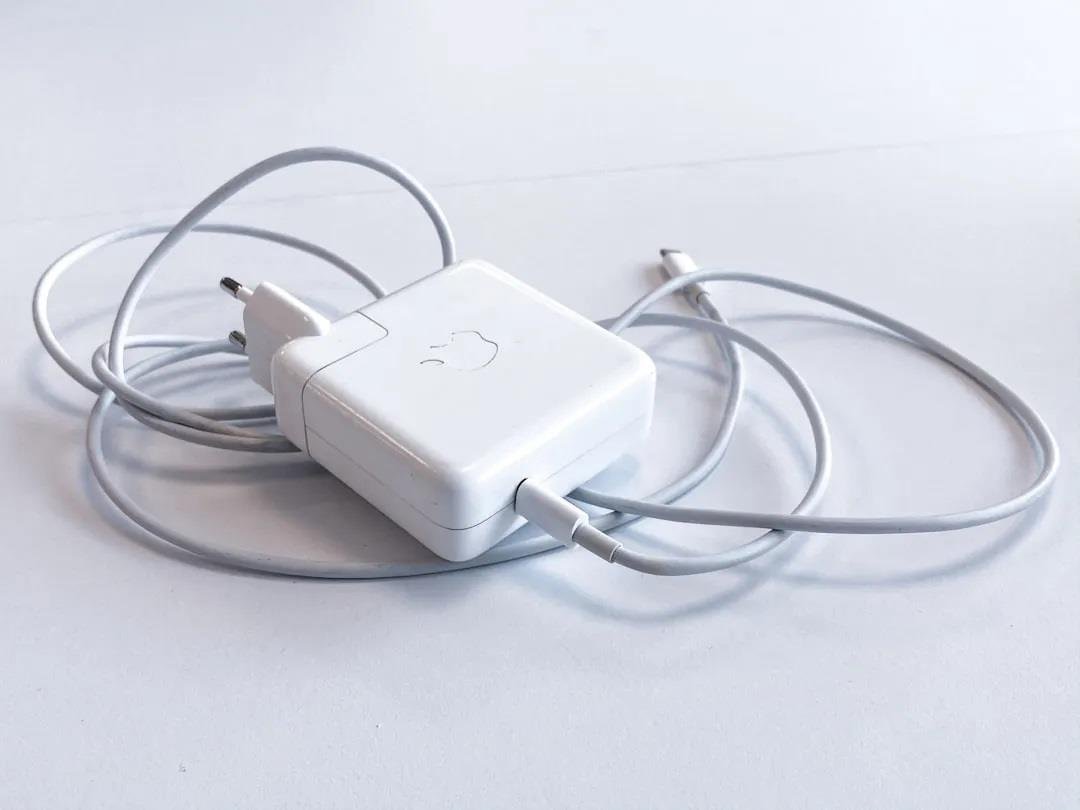 M5 Pro ve M5 Max İçeren 16 inç MacBook Pro: Yeni Güç Adaptörüyle Uzatma Kablo Uyumsuzluğu
