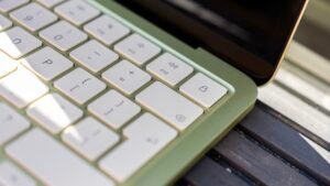 MacBook Neo: Uygun Fiyatlı Dizüstü Bilgisayarın Beklenmedik Büyüyen Taleplere Yanıtı