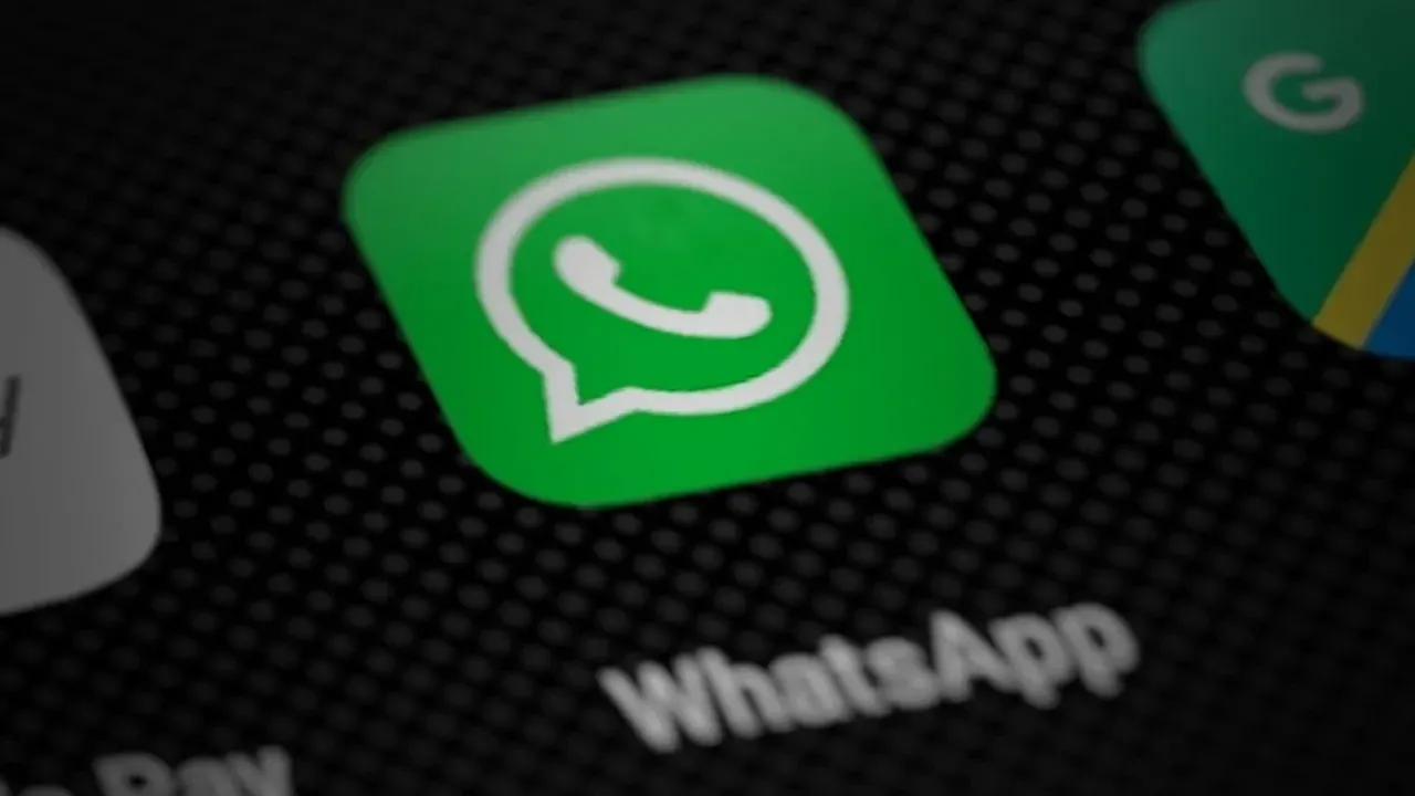 WhatsApp için Liquid Glass: Sohbet Arayüzünde Şeffaf ve Katmanlı Tasarım Devrimi