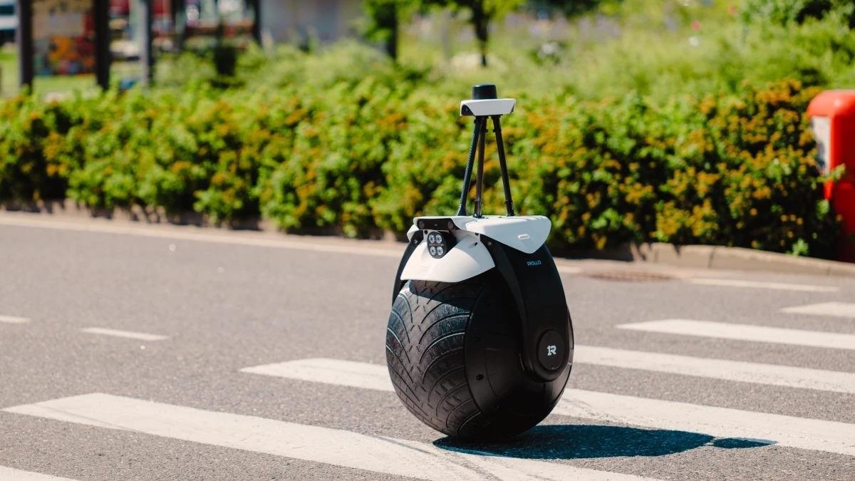 1ROLLO: Tek Tekerlekli Otonom Güvenlik Robotunun İzleri ve Geleceğe Yükselişi