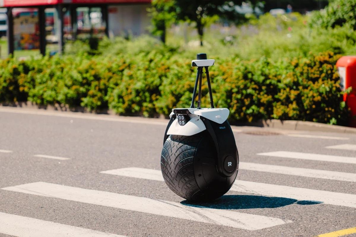 1ROLLO: Tek Tekerlekli Otonom Güvenlik Robotunun İzleri ve Geleceğe Yükselişi